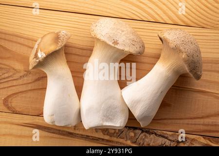 Champignon d'huître King parfumé frais sur une table en bois, macro, vue de dessus. Banque D'Images