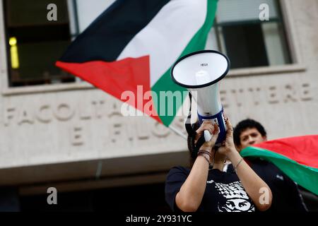 Roma, Italie. 08 octobre 2024. Flash Mob negi atenei della Sapienza in occasione della giornata di mobilitazione studentesca per la Palestina a Roma, Italia - Martedì 08 Ottobre 2024 - Cronaca - (foto di Cecilia Fabiano/LaPresse) Flash Mob organisé par des étudiants de l'Université Sapienza à l'occasion de la journée étudiante mobilitatin pour la Palestine à Rome, Italie - mardi 08 octobre 2024- News - (photo par Cecilia Fabiano/LaPresse) Alamy News Banque D'Images