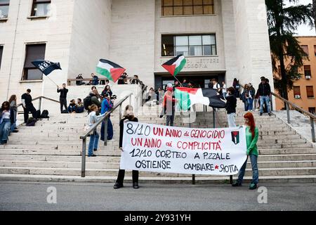 Roma, Italie. 08 octobre 2024. Flash Mob negi atenei della Sapienza in occasione della giornata di mobilitazione studentesca per la Palestina a Roma, Italia - Martedì 08 Ottobre 2024 - Cronaca - (foto di Cecilia Fabiano/LaPresse) Flash Mob organisé par des étudiants de l'Université Sapienza à l'occasion de la journée étudiante mobilitatin pour la Palestine à Rome, Italie - mardi 08 octobre 2024- News - (photo par Cecilia Fabiano/LaPresse) Alamy News Banque D'Images