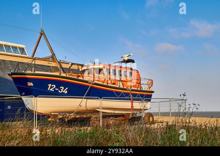 Le bateau de sauvetage d'Aldeburgh, 'Freddie Cooper' devant la station de sauvetage sur la plage à Aldeburgh, Suffolk, Royaume-Uni. Banque D'Images