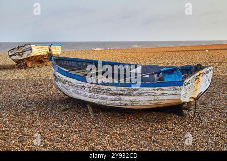 Vieux bateaux de pêche sur la plage d'Aldeburgh dans le Suffolk sur la côte est de l'Angleterre, Royaume-Uni. Banque D'Images