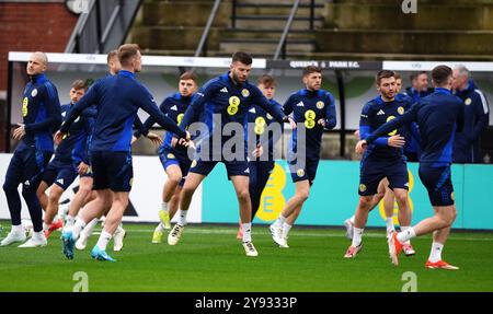 Joueurs écossais lors d'une séance d'entraînement à Lesser Hampden, Glasgow. Date de la photo : mardi 8 octobre 2024. Banque D'Images