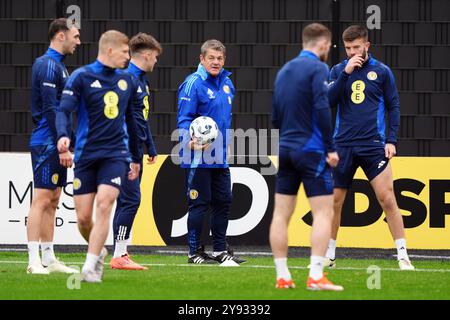 L'entraîneur écossais John Carver lors d'une séance d'entraînement à Lesser Hampden, Glasgow. Date de la photo : mardi 8 octobre 2024. Banque D'Images