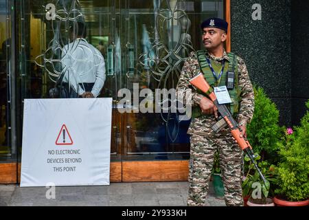 Srinagar, Inde. 08 octobre 2024. Un soldat paramilitaire reste vigilant pendant le dépouillement dans un centre de dépouillement de Srinagar. Le dépouillement des voix a commencé pour 90 circonscriptions de l'Assemblée au Jammu-et-Cachemire, le dernier tour d'un exercice électoral qui donnera le premier gouvernement élu depuis 2019, année où l'article 370 a été abrogé. Le dépouillement des votes a commencé dans un cadre de sécurité à trois niveaux dans 28 centres de dépouillement établis pour 90 circonscriptions électorales dans les 20 districts. (Photo de Saqib Majeed/SOPA images/Sipa USA) crédit : Sipa USA/Alamy Live News Banque D'Images
