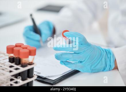 ADN, mains et science avec docteur en laboratoire pour la percée, la découverte ou la recherche. Sang, échantillon et écriture avec personne au bureau pour clinique Banque D'Images