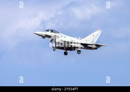 1 sur 6 Eurofighter EF-2000 Typhoon FGR4 (REG : ZK376) de la Royal Air Force atterrissant sur un arrêt technique. Banque D'Images
