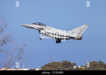 1 sur 6 Eurofighter EF-2000 Typhoon FGR4 (REG : ZK314) de la Royal Air Force atterrissant sur un arrêt technique. Banque D'Images
