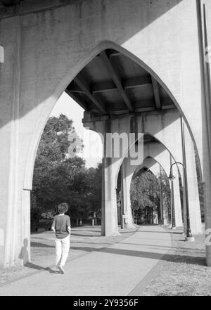 Femme caucasienne, de 55 à 60 ans, marchant le long du trottoir de River Walk Park dans le Conway, quartier historique des entrepôts de Caroline du Sud, États-Unis. Banque D'Images