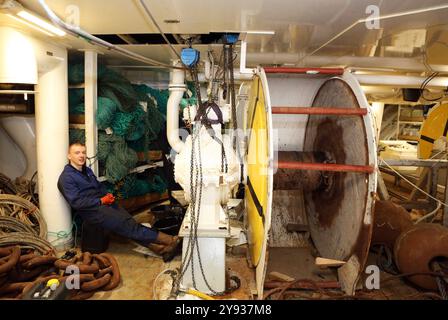 Un matelot de pont vidant les tuyaux à bord du Kirkella. Le Kirkella est un chalutier congélateur britannique de morue et d'églefin basé à Kingston upon Hull, en Angleterre. Kirkel Banque D'Images