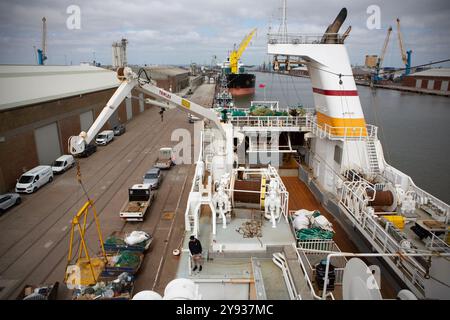 Regardant vers le bas sur les ponts à bord du Kirkella. Le Kirkella est un chalutier congélateur britannique de morue et d'églefin basé à Kingston upon Hull, en Angleterre. Kirk Banque D'Images