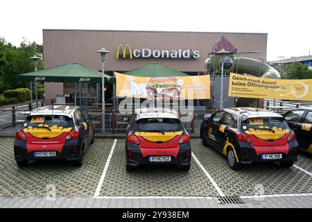 Ludwigsfelde, Allemagne - 23 août 2024 : voitures de livraison McDonalds près de McDonald's en Allemagne. Banque D'Images