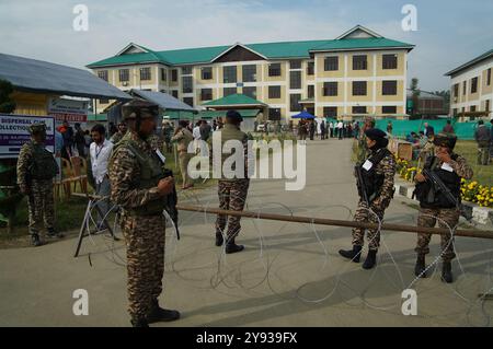 Srinagar, Inde. 08 octobre 2024. Garde de la police indienne devant un centre de vote lors des récentes élections à la périphérie du district de Pulwama au Sud-Cachemire. (Photo de Nisar ul Haq Allaie/Pacific Press) crédit : Pacific Press Media production Corp./Alamy Live News Banque D'Images