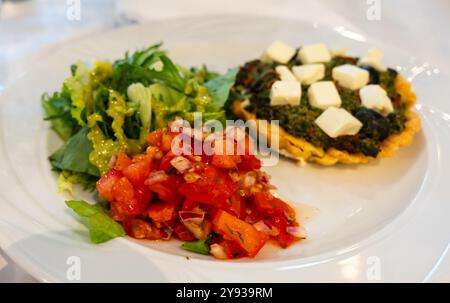 tarte ou tarte salée aux champignons avec fromage feta, salade verte et salsa aux tomates - déjeuner végétalien Banque D'Images