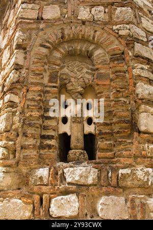 Une fenêtre dans l'église orthodoxe St Mary Blachernae ou Blaherna à Berat, Albanie. Fenêtre meneau de style roman avec arche arrondie. Ce 13e. Banque D'Images