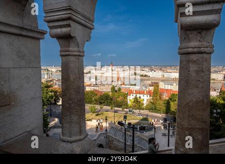 Budapest, Hongrie, août 26,2022.POV tourné vers le balcon voûté du bastion des pêcheurs, nous regardons dehors et regardons le paysage urbain. Magnifique Banque D'Images