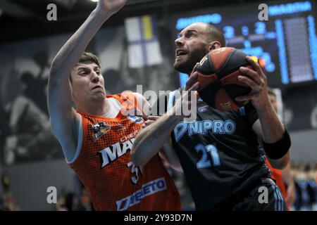 Non exclusif : DNIPRO, UKRAINE - 6 OCTOBRE 2024 - Centre Danyil Pyrohov (l) de BC Cherkaski Mavpy (Cherkasy Monkeys) et attaquant Stanislav Tymofeienk Banque D'Images