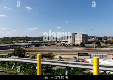 Knoxville, Tennessee, États-Unis-septembre 16, 2024 : vue depuis Vine préparé, nord-ouest à travers les échangeurs N. Broadway et I-40 jusqu'à Western Heights et Sharp's Ridge. AT&T. Banque D'Images