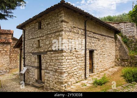 L'église orthodoxe orientale de Saint-Nicolas à Berat, Albanie. Cette église du XVIe siècle présente un mélange unique d'architecture byzantine et ottomane Banque D'Images