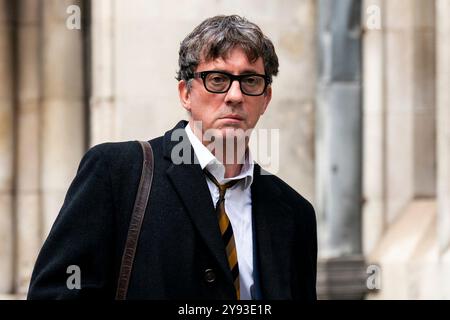 Photo inédite datée du 19/09/24 du guitariste de Blur Graham Coxon, quittant les cours royales de justice de Londres, après une audience provisoire concernant sa séparation de Soraya Coxon. Date de la photo : jeudi 19 septembre 2024. Banque D'Images