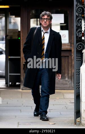 Photo inédite datée du 19/09/24 du guitariste de Blur Graham Coxon, quittant les cours royales de justice de Londres, après une audience provisoire concernant sa séparation de Soraya Coxon. Date de la photo : jeudi 19 septembre 2024. Banque D'Images