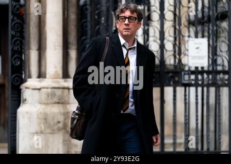 Photo inédite datée du 19/09/24 du guitariste de Blur Graham Coxon, quittant les cours royales de justice de Londres, après une audience provisoire concernant sa séparation de Soraya Coxon. Date de la photo : jeudi 19 septembre 2024. Banque D'Images