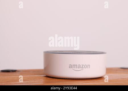 Amazon Echo Dot 2nd Generation White numéro de modèle RS03QR Banque D'Images