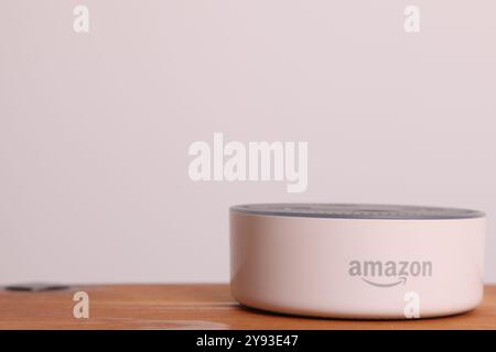 Amazon Echo Dot 2nd Generation White numéro de modèle RS03QR Banque D'Images