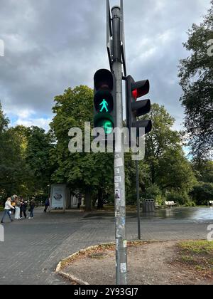 Passage pour piétons à Tallinn, Estonie - le passage indique le temps qu'il vous reste à traverser la route avant que les voitures ne se déplacent à nouveau. Banque D'Images