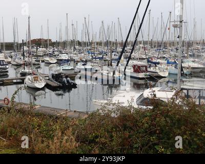 Yachts amarrés dans les eaux sûres de la marina à Troon Yacht Haven, un lieu d'amarrage populaire pour les propriétaires de bateaux sur la côte ouest de l'Écosse. Banque D'Images