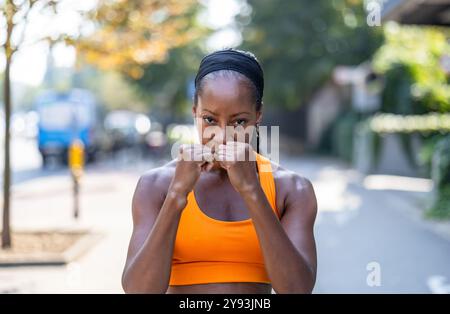 Portrait d'une femme sportive exerçant à l'extérieur Banque D'Images