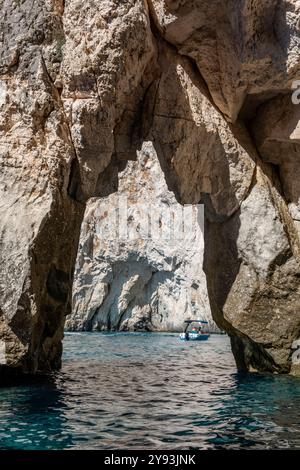 Les grottes bleues près d'Agios Nikolaos sur l'île grecque ionienne de Zante ou Zakynthos, un phénomène géologique naturel qui transforme les eaux d'un bleu profond. Banque D'Images