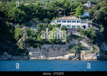 Grande villa grecque de luxe à flanc de colline surplombant la mer avec accès privé à la plage ci-dessous sur l'île de Zakynthos ou Zante dans la mer Ionienne. Banque D'Images