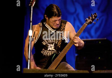 Imola Italie 14/2003 : Robert Trujillo bassiste du groupe Metallica lors du concert live au Heineken Jammin Festival 2003 Banque D'Images