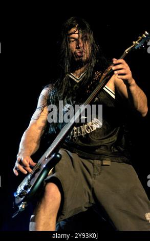 Imola Italie 14/2003 : Robert Trujillo bassiste du groupe Metallica lors du concert live au Heineken Jammin Festival 2003 Banque D'Images