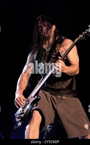 Imola Italie 14/2003 : Robert Trujillo bassiste du groupe Metallica lors du concert live au Heineken Jammin Festival 2003 Banque D'Images