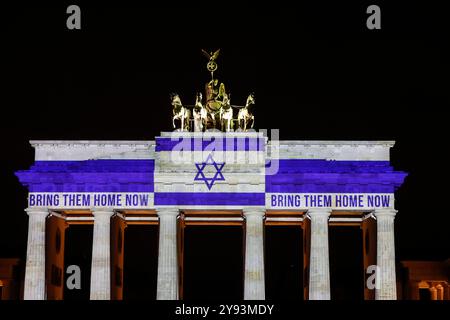 Brandenburger Tor Lichtinstallation am Brandenburger Tor aus Solidarität mit den Opfern Israels und den durch die Hamas entführten Menchen während des Fêtes des lumières, Berlin, 07.10.2024. Berlin Berlin Deutschland *** porte de Brandebourg installation lumineuse à la porte de Brandebourg en solidarité avec les victimes d'Israël et les personnes enlevées par le Hamas pendant la Fête des lumières, Berlin, 07 10 2024 Berlin Berlin Allemagne Banque D'Images