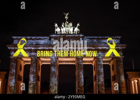 Brandenburger Tor Lichtinstallation am Brandenburger Tor aus Solidarität mit den Opfern Israels und den durch die Hamas entführten Menchen während des Fêtes des lumières, Berlin, 07.10.2024. Berlin Berlin Deutschland *** porte de Brandebourg installation lumineuse à la porte de Brandebourg en solidarité avec les victimes d'Israël et les personnes enlevées par le Hamas pendant la Fête des lumières, Berlin, 07 10 2024 Berlin Berlin Allemagne Banque D'Images