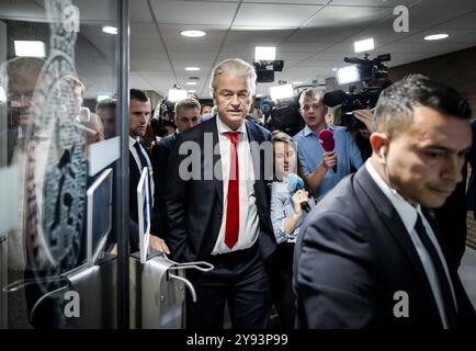 La Haye, pays-Bas. 08 octobre 2024. LA HAYE - Geert Wilders (PVV) à l'arrivée pour l'heure des questions hebdomadaires à la Chambre basse. ANP REMKO DE WAAL netherlands Out - belgique Out Credit : ANP/Alamy Live News Banque D'Images