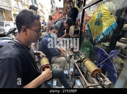 8 octobre 2024 : les gens gardent des fils dans un moulinet de cerf-volant pour voler des cerfs-volants sur un marché local pour célébrer le festival Dashain à Katmandou, capitale du Népal, le 8 octobre 2024. Les gens au Népal célèbrent Dashain comme la victoire sur le mal pendant le festival en faisant voler des cerfs-volants, en festoyant, en jouant sur des balançoires, en sacrifiant des animaux et en vénérant la déesse Durga (crédit image : © Sunil Sharma/ZUMA Press Wire) USAGE ÉDITORIAL SEULEMENT! Non destiné à UN USAGE commercial ! Banque D'Images