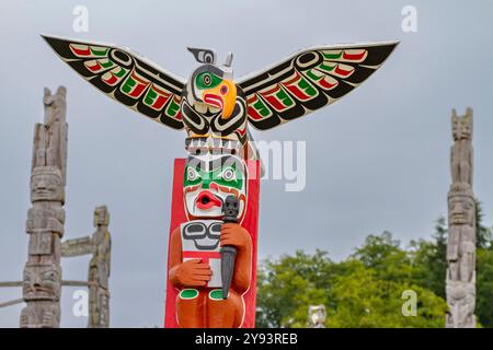 Totems dans le cimetière des Premières Nations Kwakwaka'wakw à Alert Bay, Colombie-Britannique, Canada, Amérique du Nord Banque D'Images