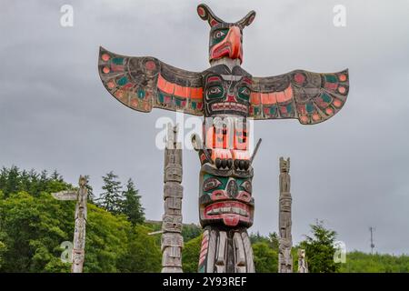 Totems dans le cimetière des Premières Nations Kwakwaka'wakw à Alert Bay, Colombie-Britannique, Canada, Amérique du Nord Banque D'Images