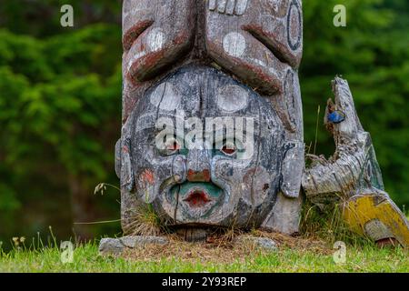 Totems dans le cimetière des Premières Nations Kwakwaka'wakw à Alert Bay, Colombie-Britannique, Canada, Amérique du Nord Banque D'Images