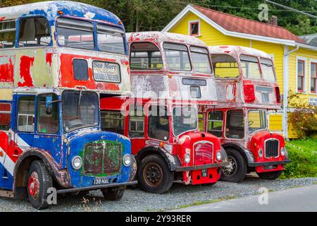 Autobus à impériale londoniens dans la ville des Premières Nations Kwakwaka'wakw d'Alert Bay, Colombie-Britannique, Canada, Amérique du Nord Banque D'Images