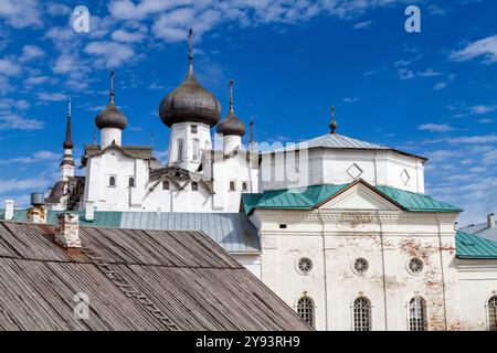 Une vue du monastère orthodoxe russe Solovetsky fondé en 1436 par deux moines sur l'île de Bolchoï, UNESCO, baie d'Onega, oblast d'Arkhangel, Russie Banque D'Images