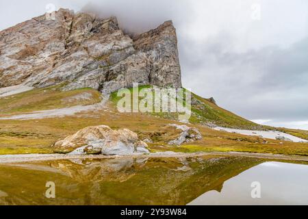 Vues de la falaise de Gnalodden à Hornsund, sur l'île de Spitzberg dans l'archipel du Svalbard, Norvège, Arctique, Europe Banque D'Images