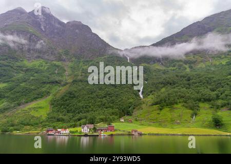 Vues sur l'Aurlandsfjord, un bras du Sognefjord, le plus grand fjord de toute la Norvège, Vestland, Norvège, Scandinavie, Europe Banque D'Images