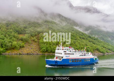 Service de ferry sur l'Aurlandsfjord, un bras du Sognefjord, le plus grand fjord de toute la Norvège, Vestland, Norvège, Scandinavie, Europe Banque D'Images