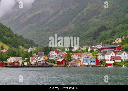 Vues sur l'Aurlandsfjord, un bras du Sognefjord, le plus grand fjord de toute la Norvège, Vestland, Norvège, Scandinavie, Europe Banque D'Images