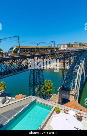 Train traversant le pont Dom Luis l, site du patrimoine mondial de l'UNESCO, Porto, Norte, Portugal, Europe Banque D'Images