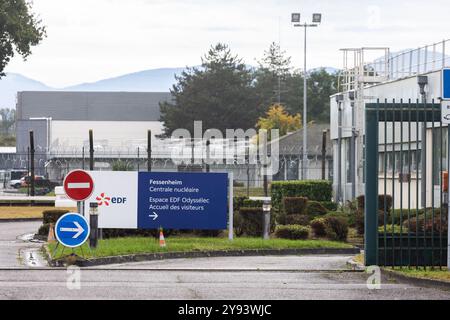 Fessenheim, France. 07 octobre 2024. Vue de l'entrée de la centrale nucléaire française (NPP) de Fessenheim près de la ville du même nom. Le géant français de l’énergie EDF prévoit une usine de recyclage de la ferraille faiblement radioactive sur le site de Fessenheim. Ce Technocentre sera construit sur un site inutilisé auparavant et entrera en service en 2031. Une consultation publique sur le projet controversé débutera le 10 octobre et se poursuivra jusqu’en février, affectant également l’Allemagne en raison de sa proximité de la frontière. Crédit : Philipp von Ditfurth/dpa/Alamy Live News Banque D'Images